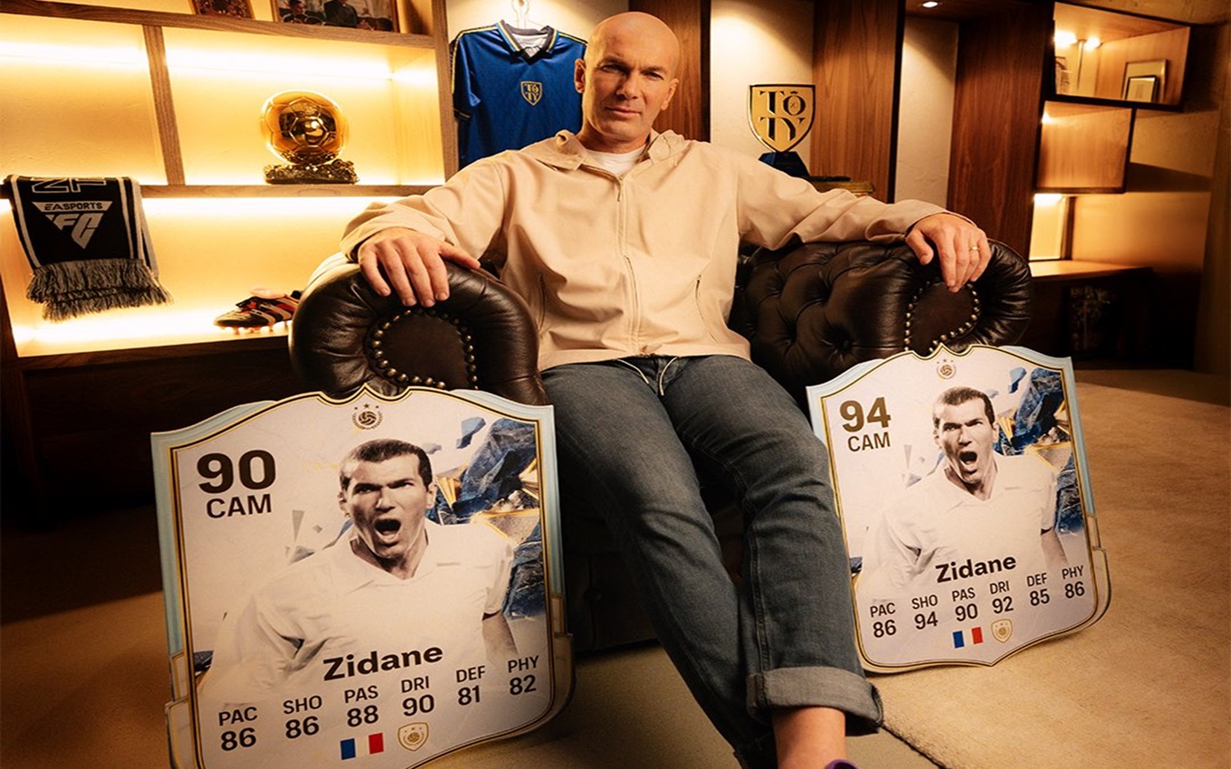 Zinedine Zidane com sua carta no EA Sports FC 25