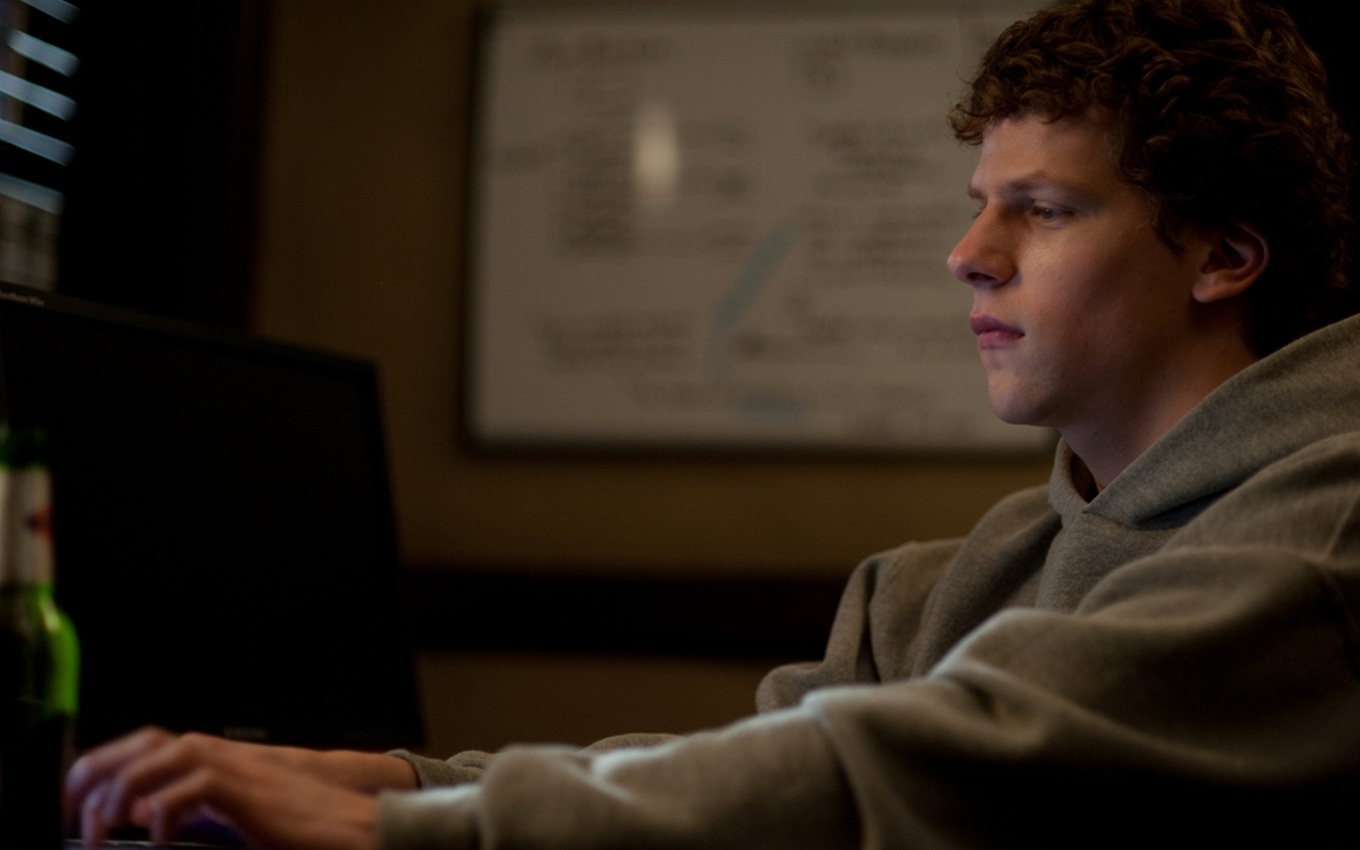 Jesse Eisenberg em cena de A Rede Social, filme sobre o Facebook