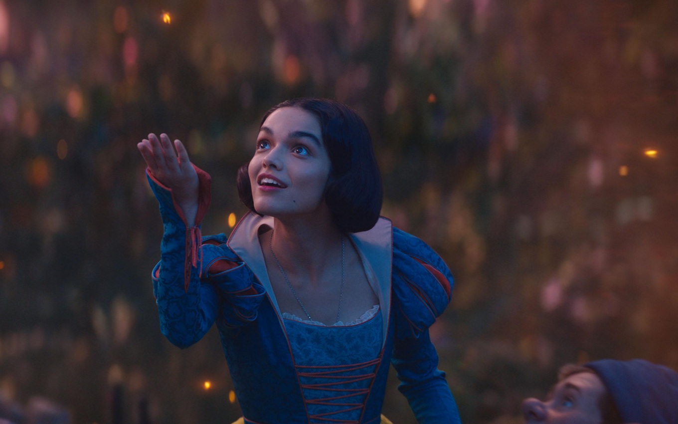 Rachel Zegler em cena de Branca de Neve, uma das principais estreias de março nos cinemas