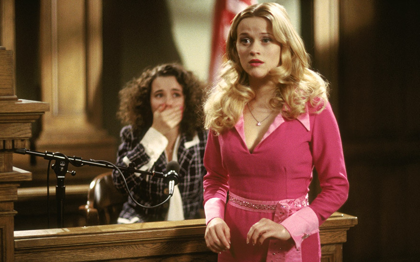 Linda Cardellini e Reese Whiterspoon em cena de Legalmente Loira, filme é perfeito para o Dia da Mulher