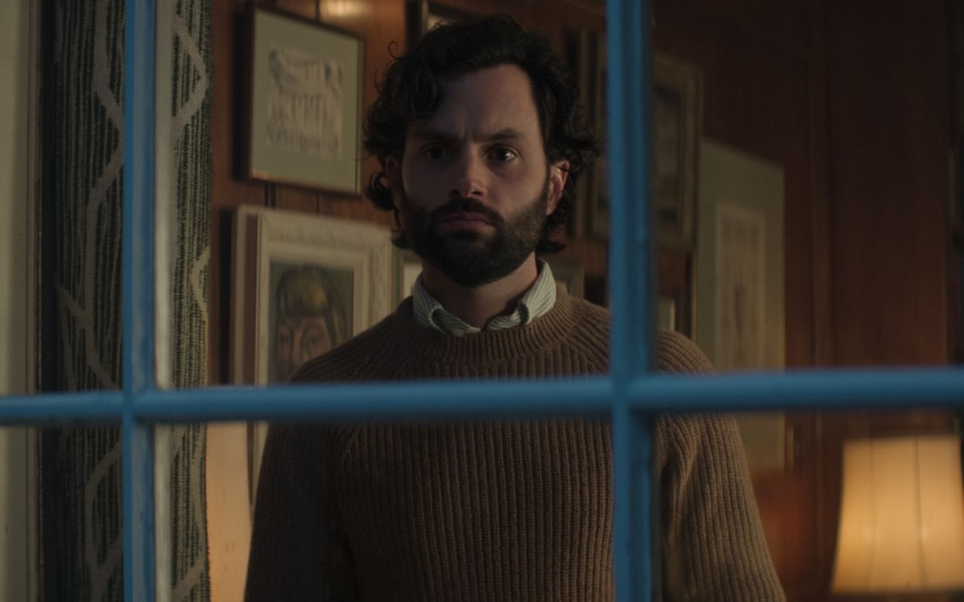 Penn Badgley em cena de You, série perfeita para 1º de abril