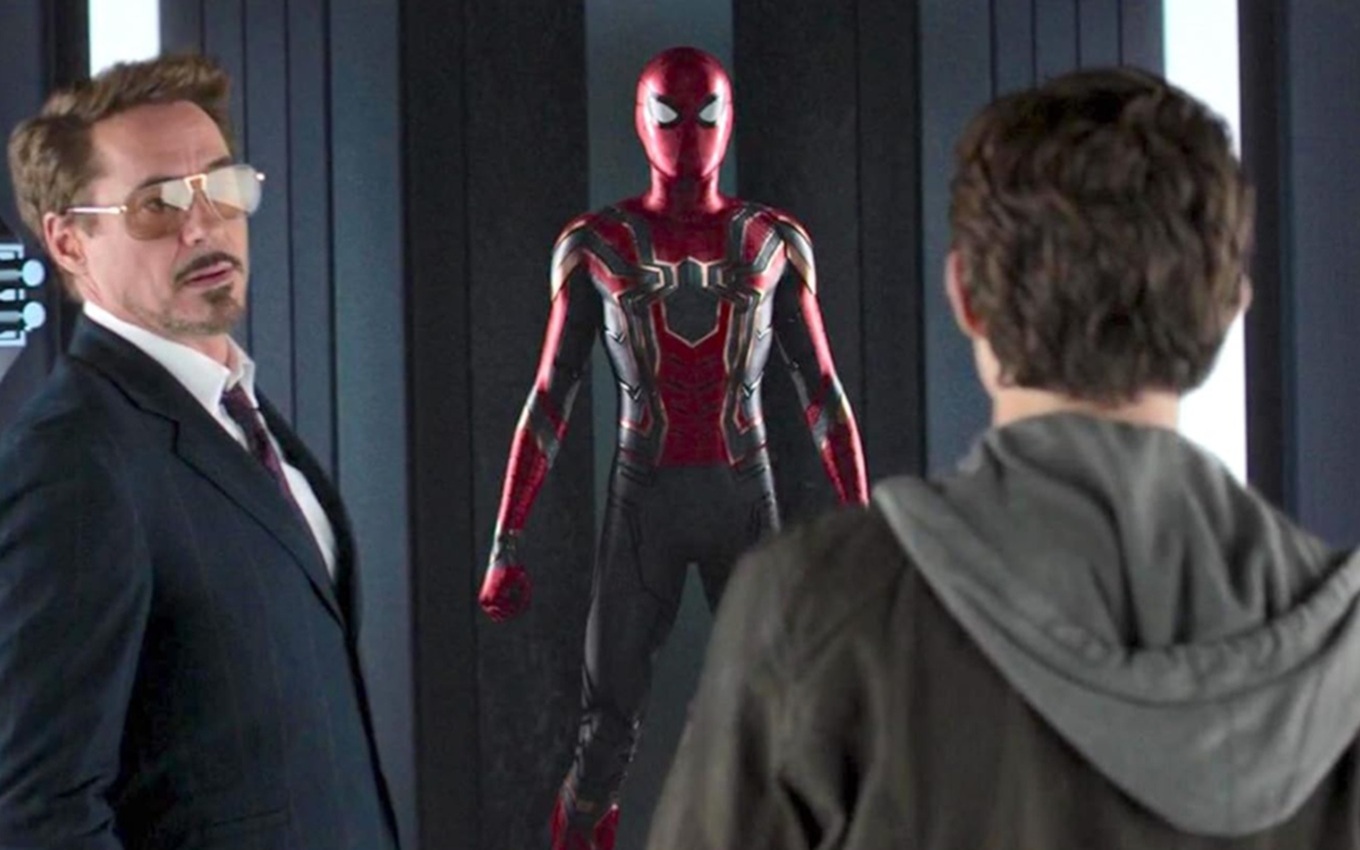 Robert Downey Jr. e Tom Holland em Homem-Aranha: De Volta ao Lar; próximo filme do herói estreia antes de Vingadores: Doomsday