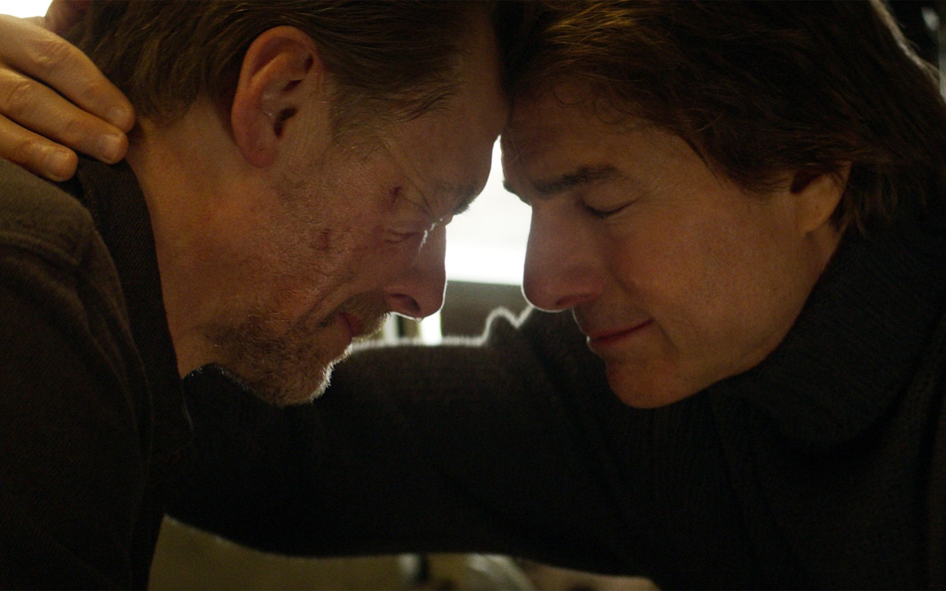 Simon Pegg e Tom Cruise em cena de Missão Impossível 8