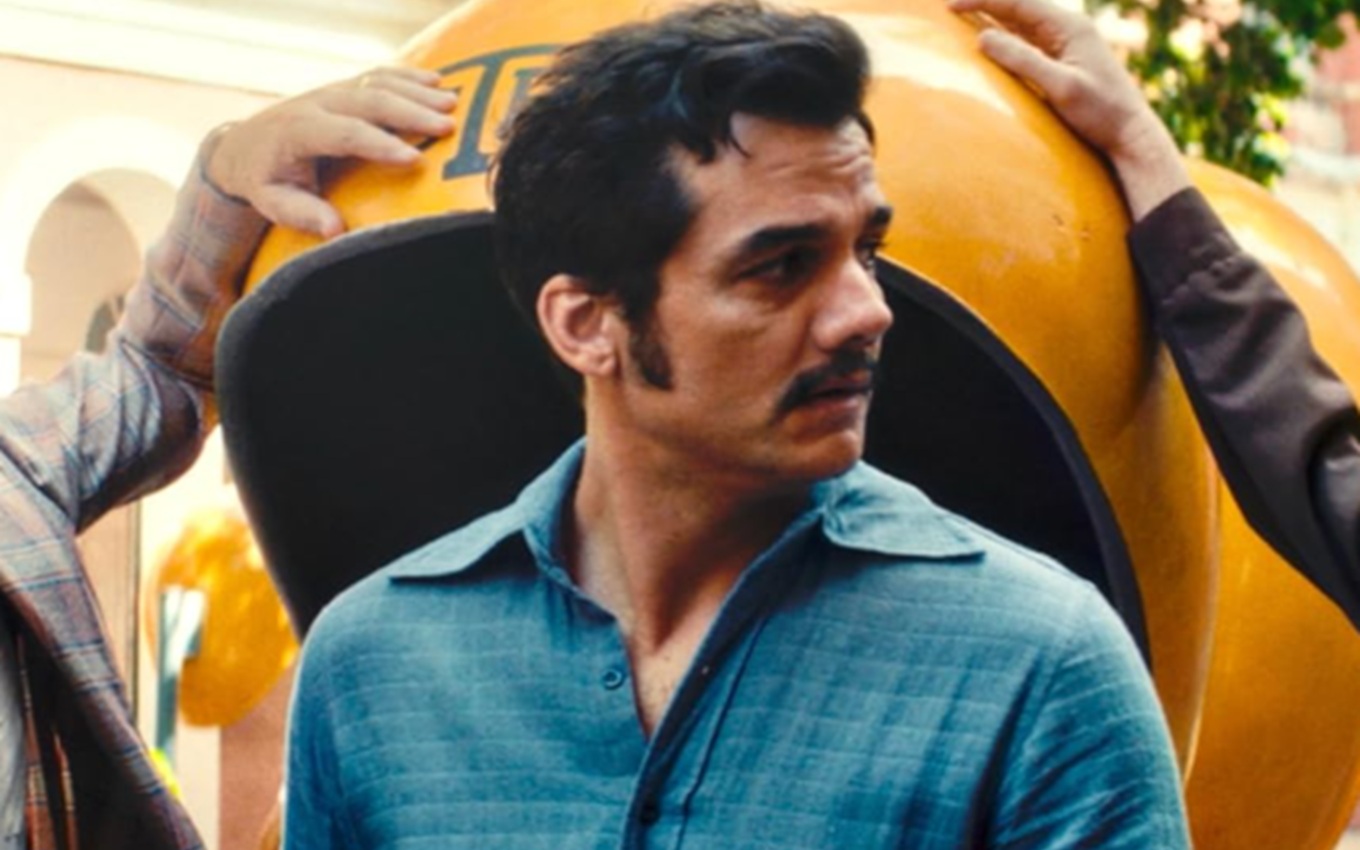 Wagner Moura em cena de O Agente Secreto