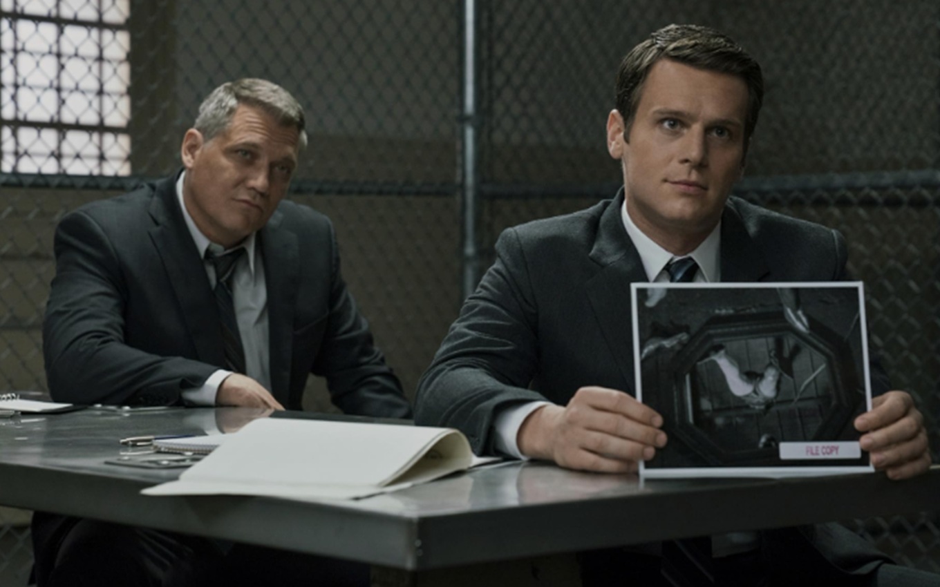 Holt McCallany e Jonathan Groff em cena de Mindhunter