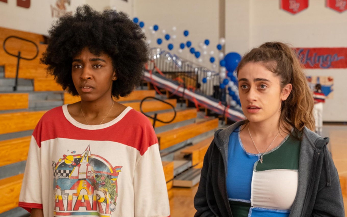 Ayo Edebiri e Rachel Sennott em Bottoms, filme perfeito para o Dia Internacional do Orgulho LGBTQIA+