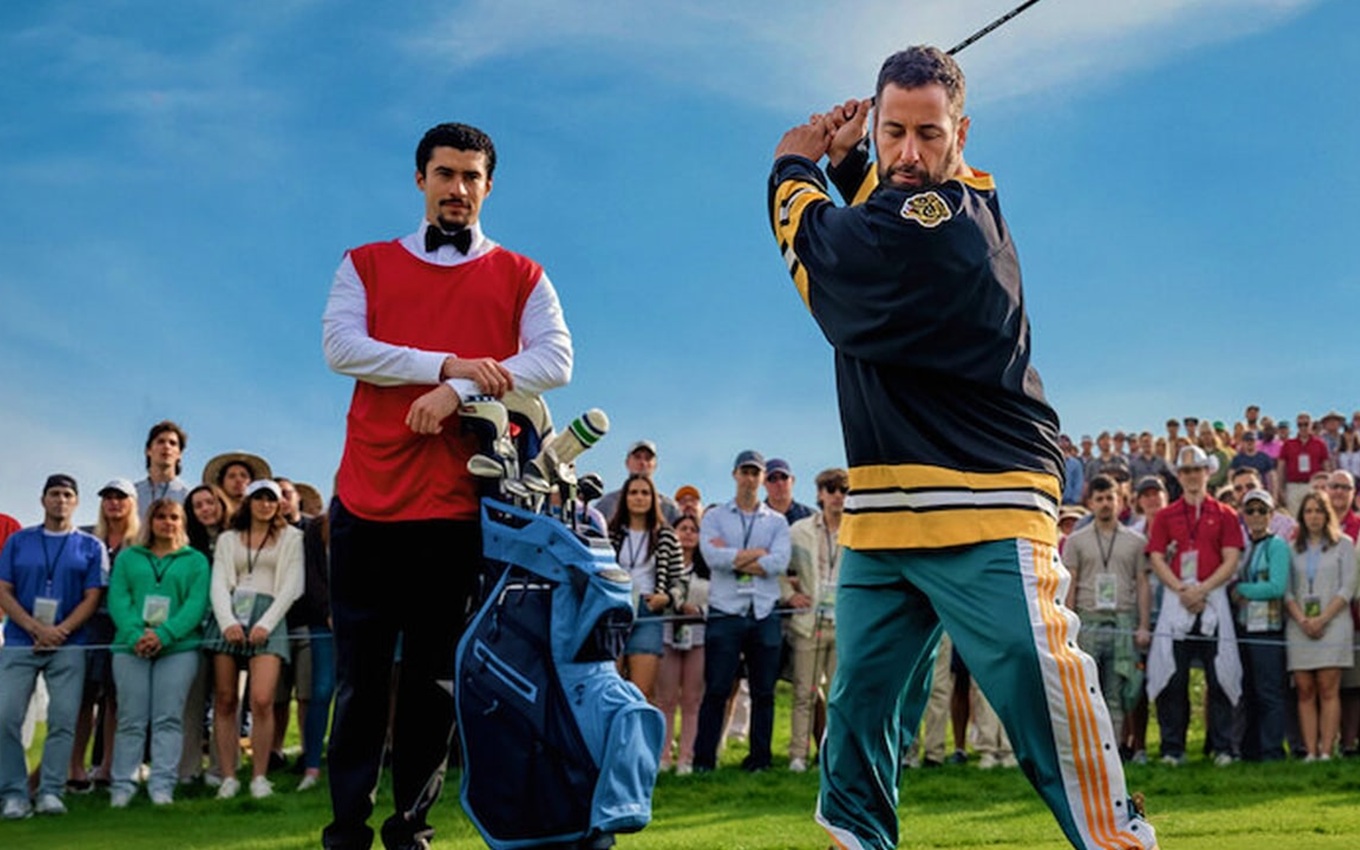 Bad Bunny e Adam Sandler em cena de Um Maluco no Golfe 2, da Netflix