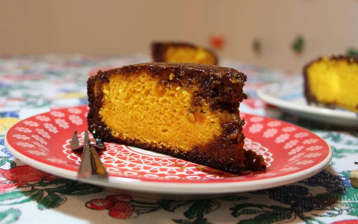 Bolo de cenoura com cobertura de chocolate