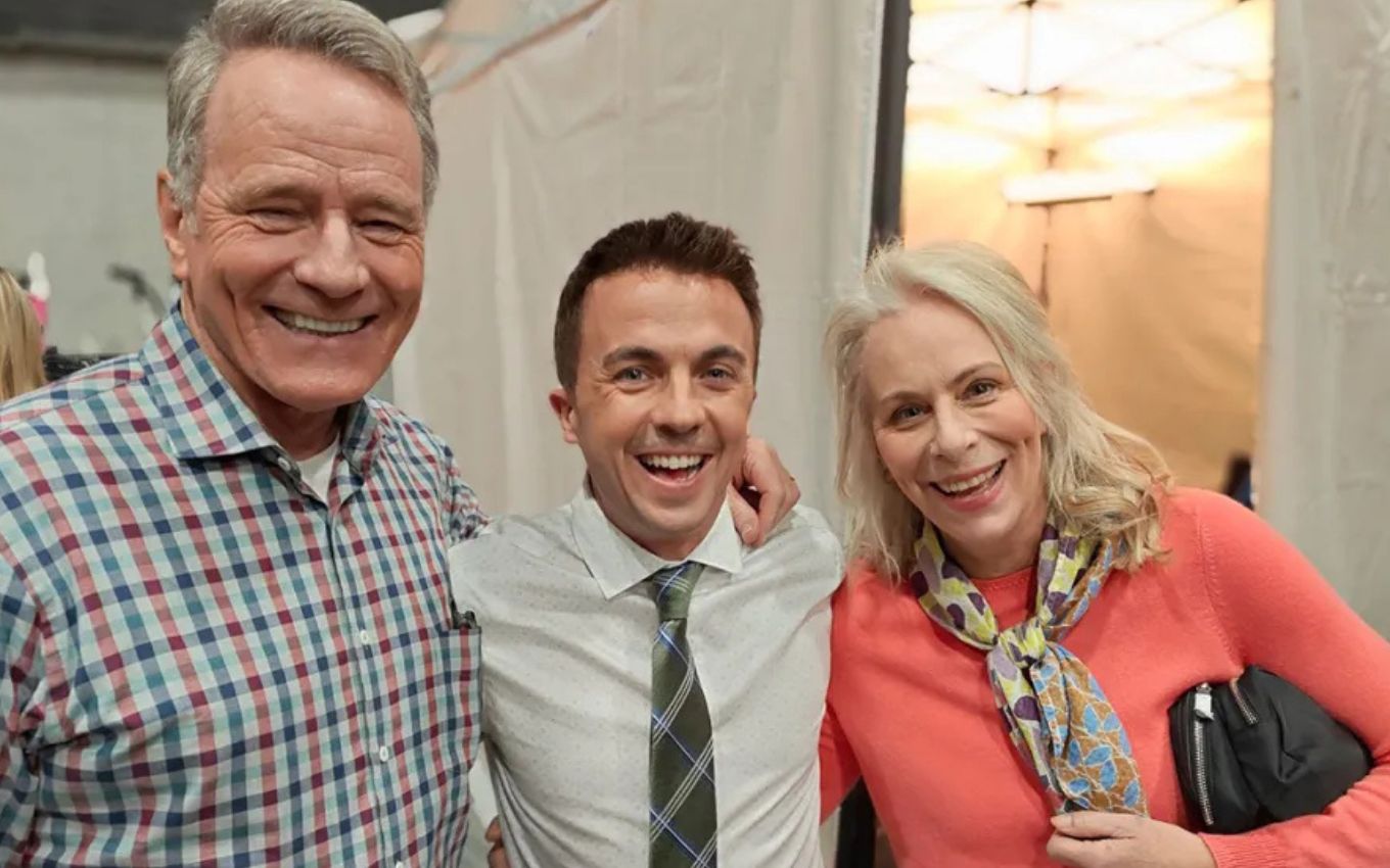 Bryan Cranston, Frankie Muniz e Jane Kaczmarek nos bastidores do reencontro de Malcolm