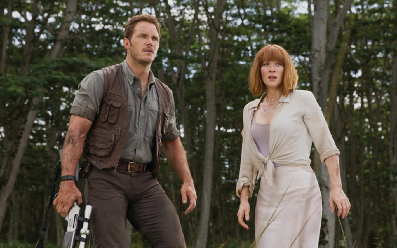 Bryce Dallas Howard e Chris Pratt em Jurassic World - O Mundo dos Dinossauros
