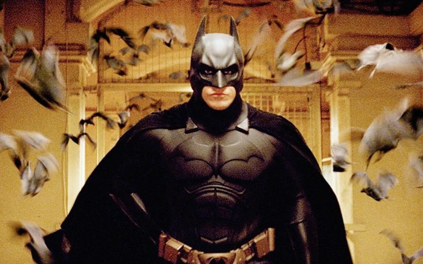 Christian Bale em cena de Batman Begins
