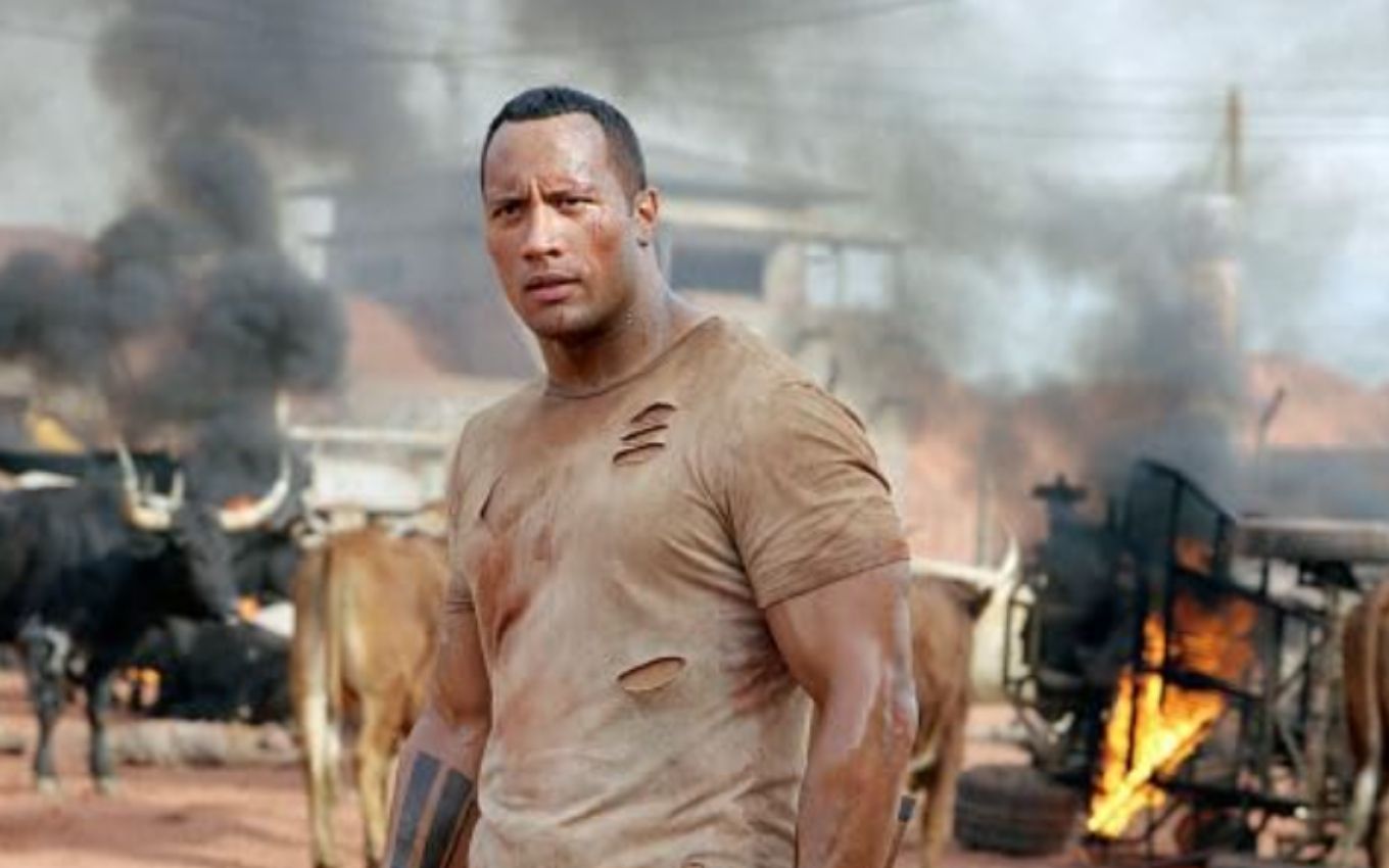 Dwayne Johnson, o The Rock, em cena do filme Bem Vindo à Selva