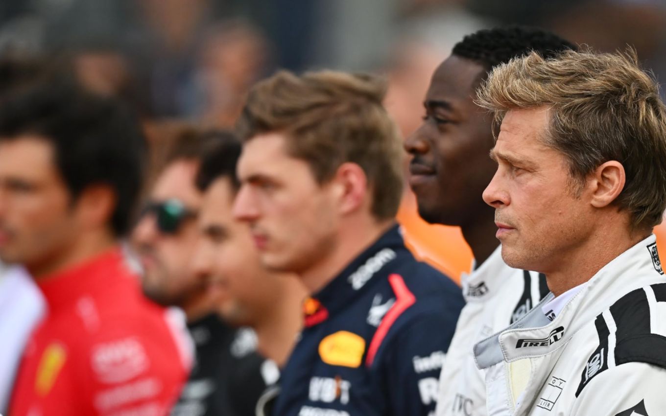 Brad Pitt e Damson Idris ao lado de pilotos reais de Fórmula 1 no filme
