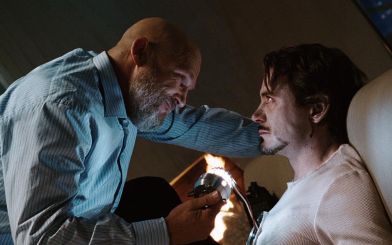 Jeff Bridges e Robert Downey Jr. em cena de Homem de Ferro, filme com conexão com Coração de Ferro