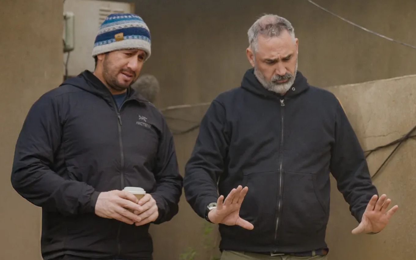 Ray Mendoza (à esq.) e Alex Garland no set de Tempo de Guerra