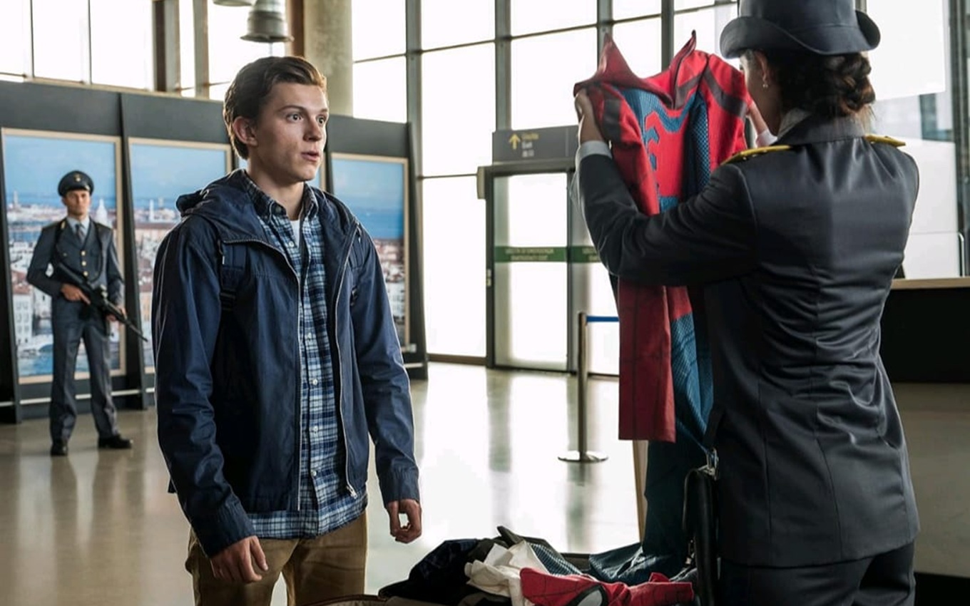 Tom Holland em cena de Homem-Aranha: Longe de Casa