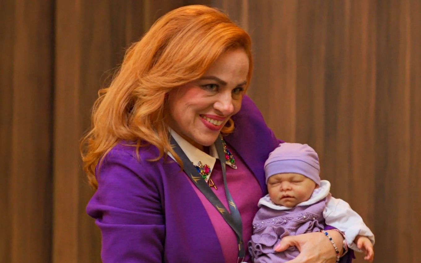 Aldeíde (Karine Teles) com bebê reborn em Vale Tudo, novela das nove criticada na Globo