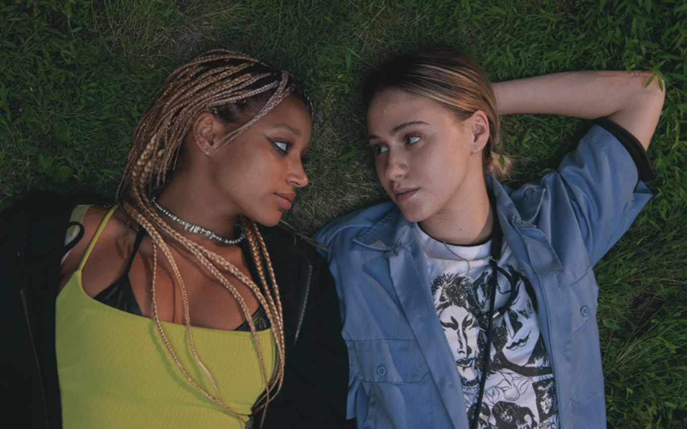 Amandla Stenberg e Maria Bakalova em Bodies Bodies Bodies, um dos melhores filmes gays