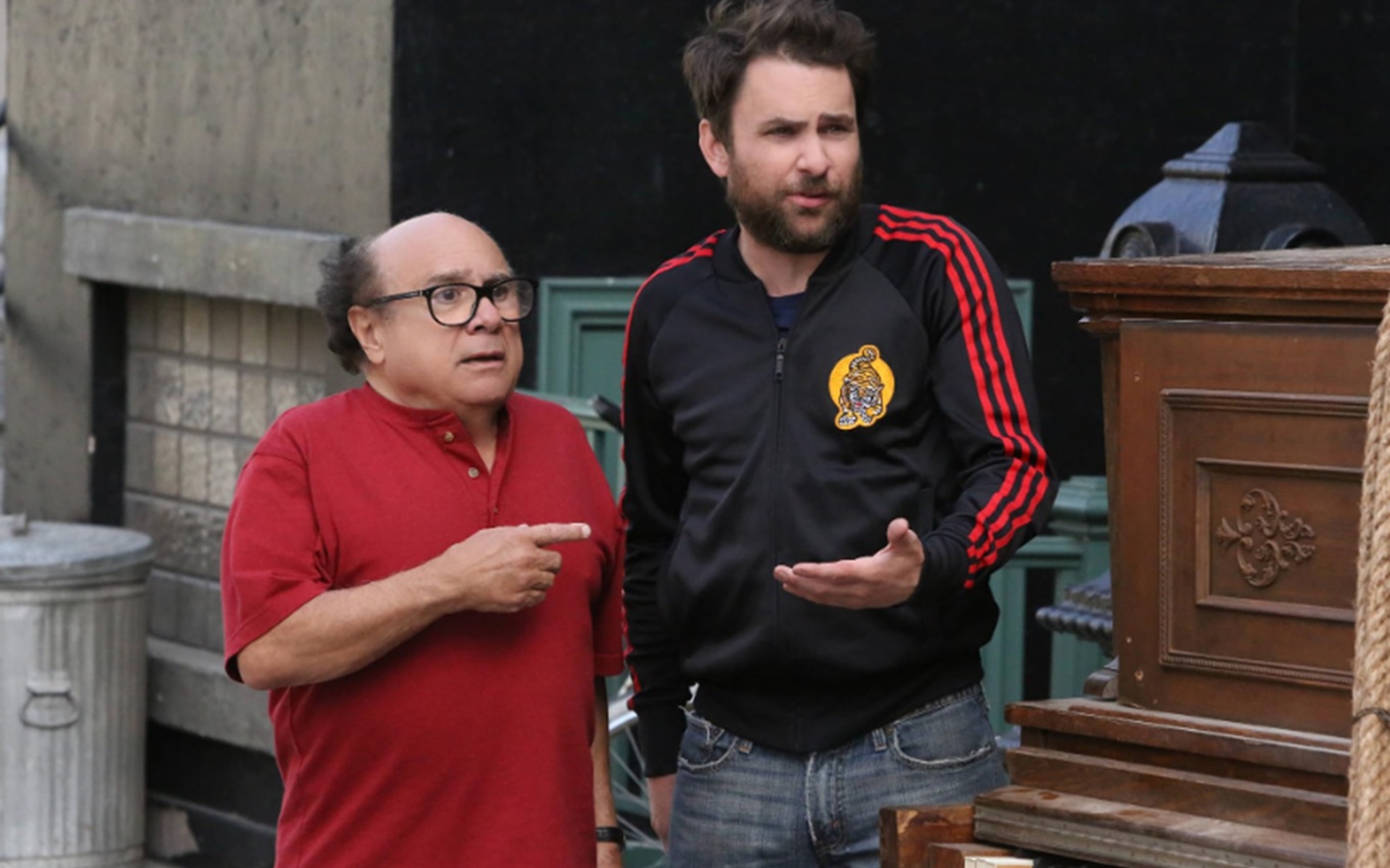 Danny DeVito e Charlie Day em It's Always Sunny in Philadelphia, a melhor série de comédia
