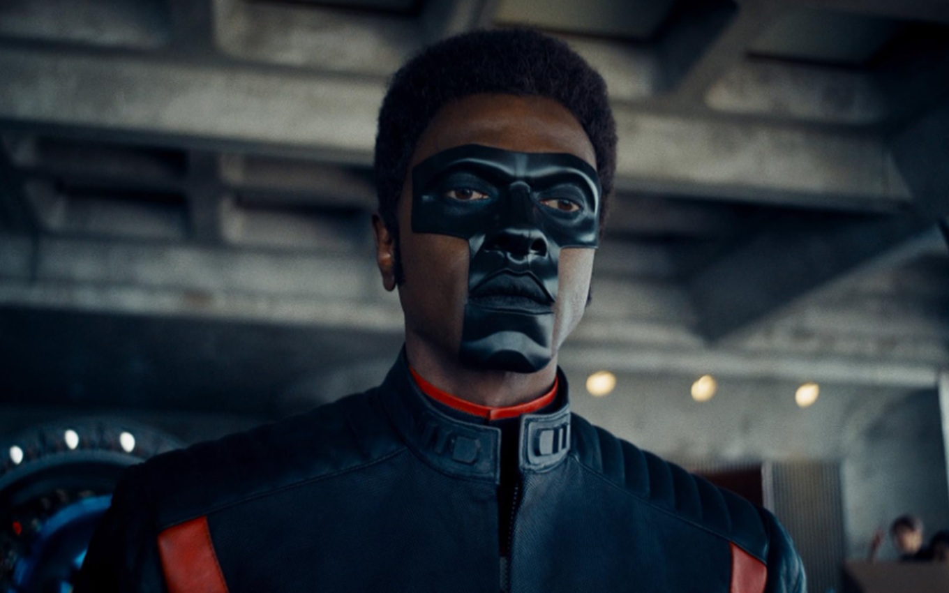 Edi Gathegi em cena de Superman, novo filme de super-heróis