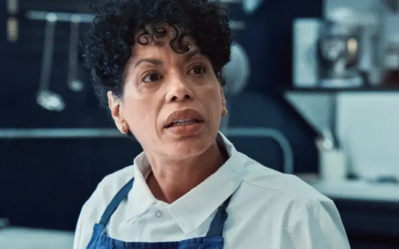 Liza Colón-Zayas em cena de O Urso