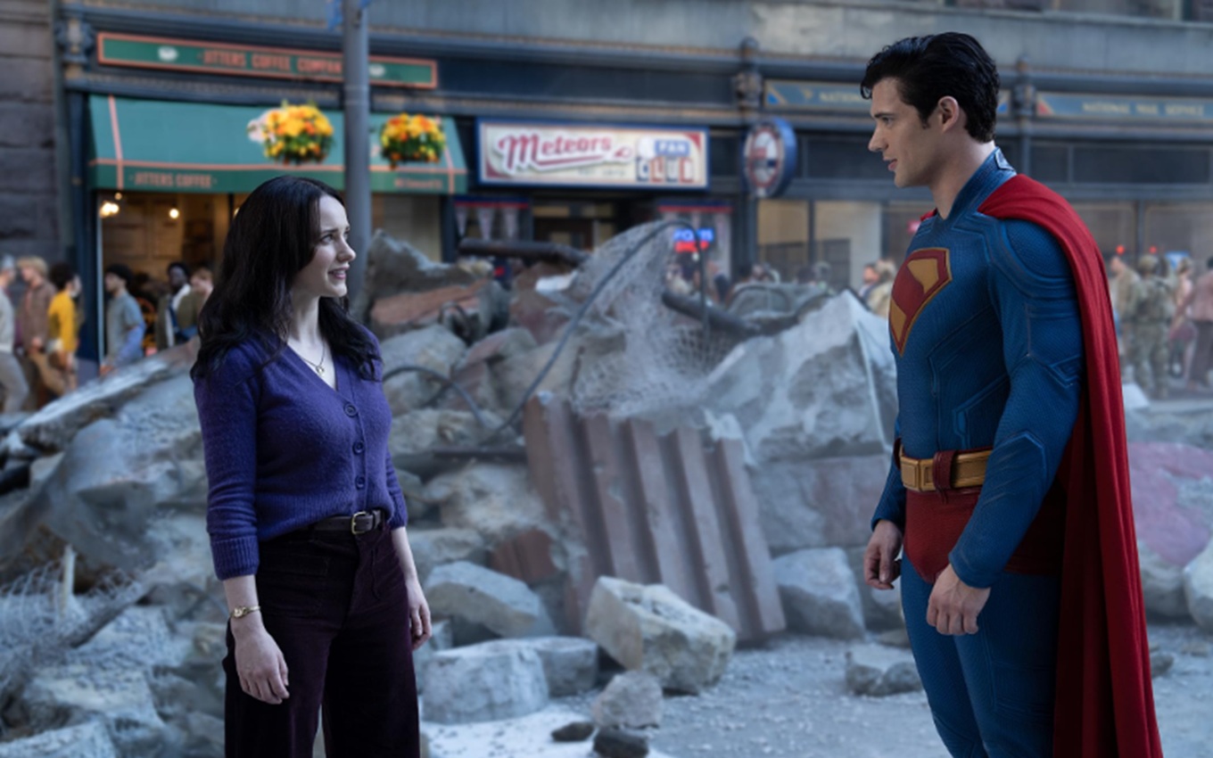 Rachel Brosnahan e David Corenswet em cena de Superman