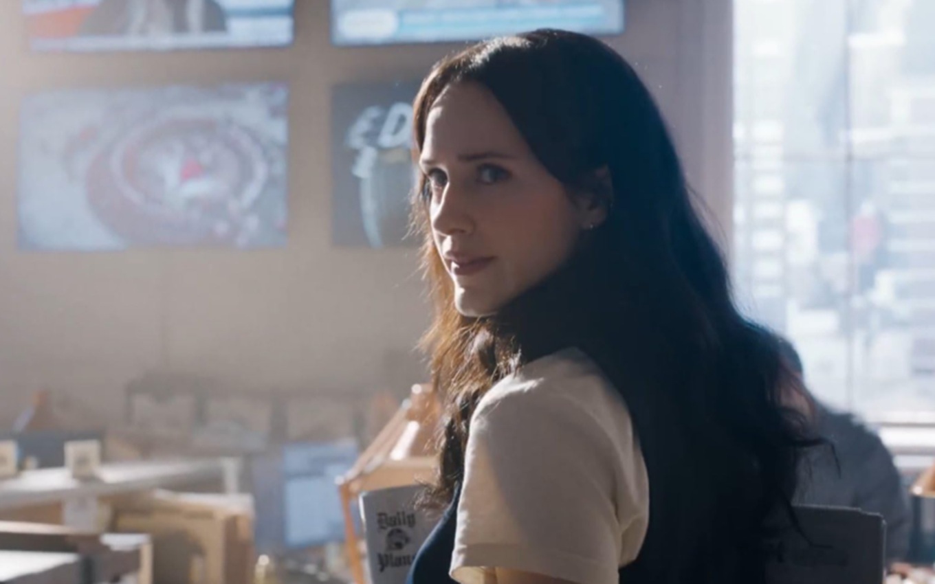 Rachel Brosnahan em cena de Superman