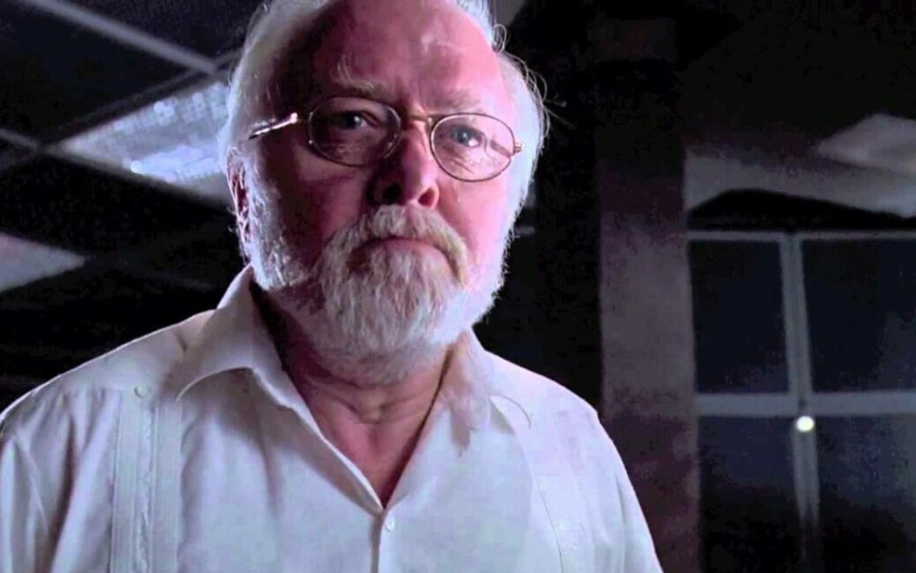 Richard Attenborough, o John Hammond, morreu em 2014