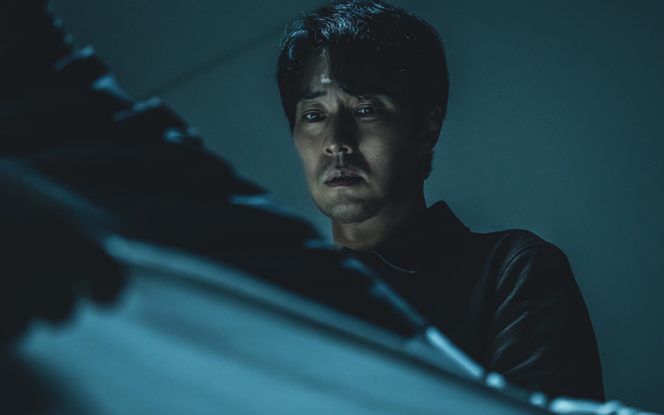 So Ji-sub em cena de Sem Piedade, série perfeita para os fãs de Round 6