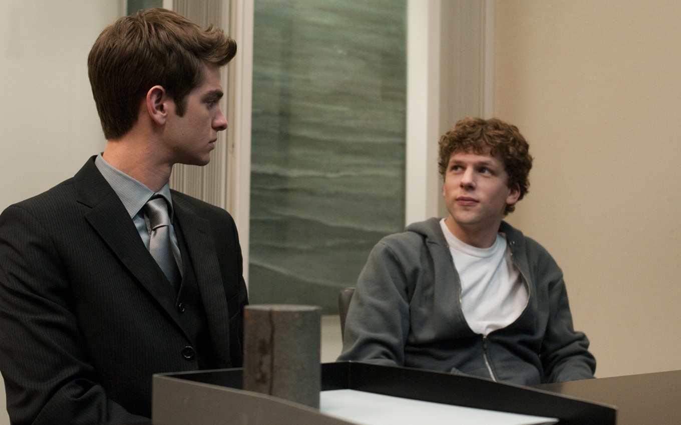 Andrew Garfield e Jesse Eisenberg em cena de A Rede Social