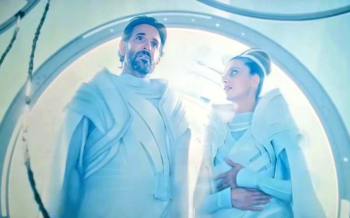 Bradley Cooper e Angela Sarafyan em cena de Superman