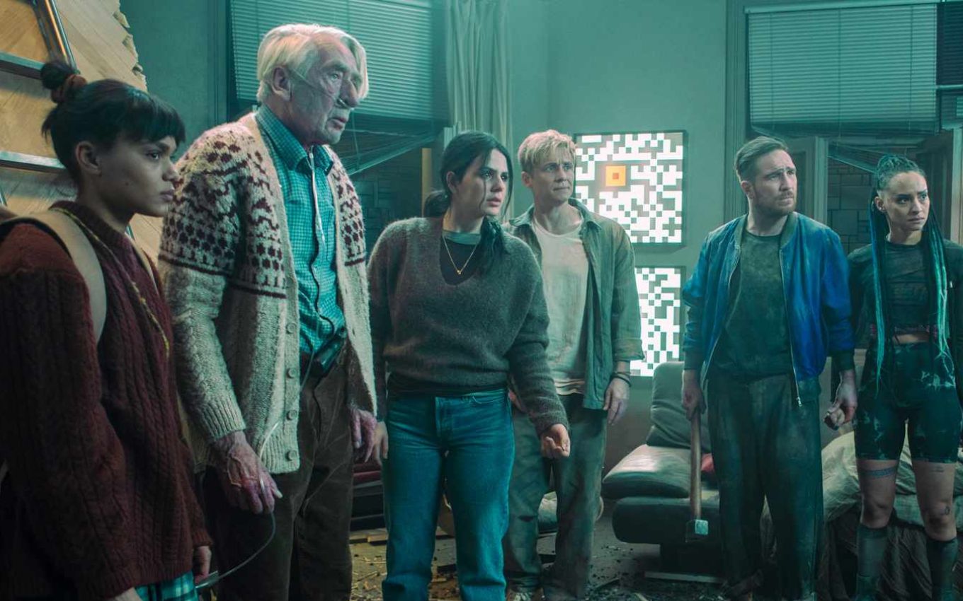 Elenco de Brick em cena do filme de ficção científica da Netflix