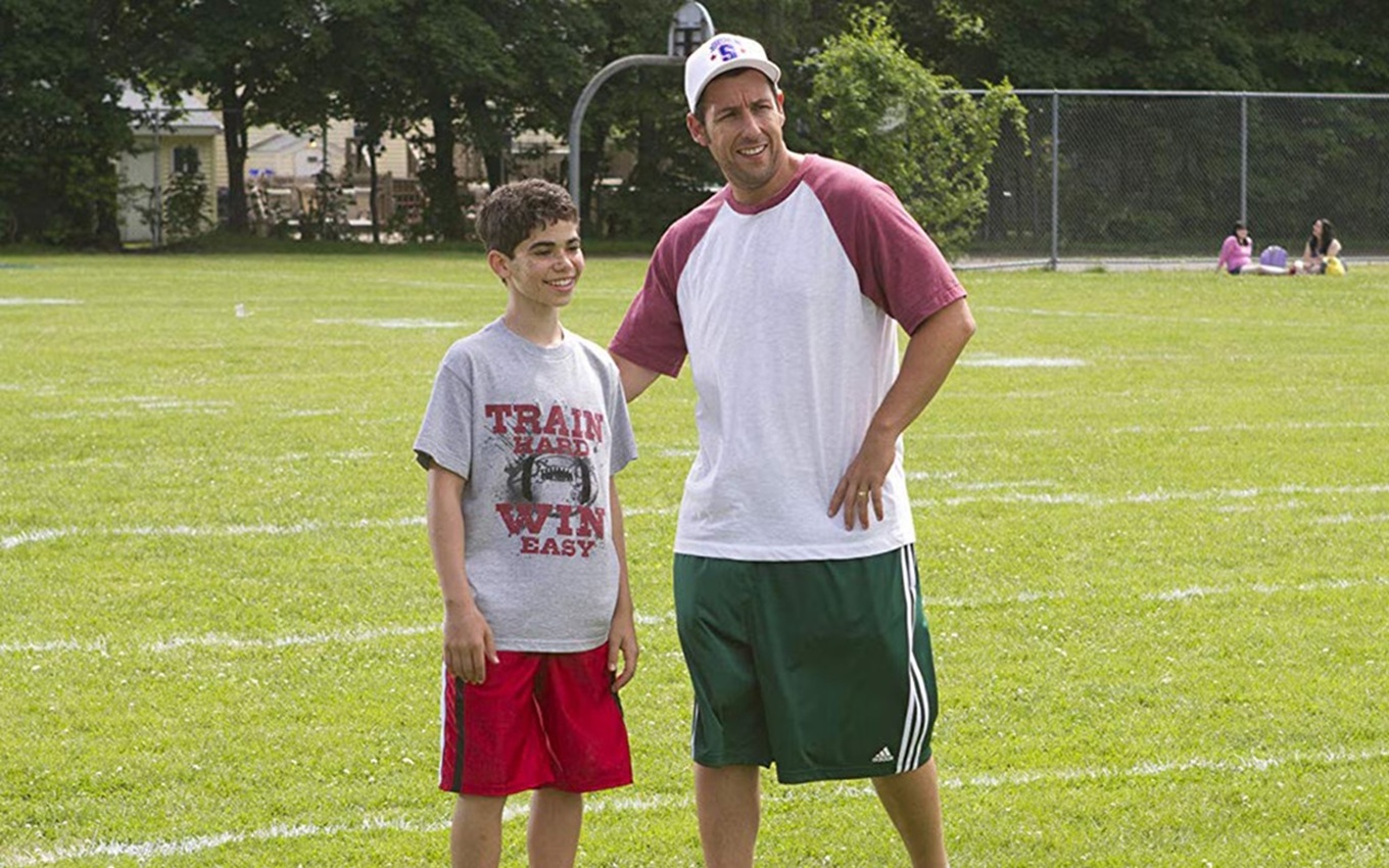Cameron Boyce e Adam Sandler em cena de Gente Grande