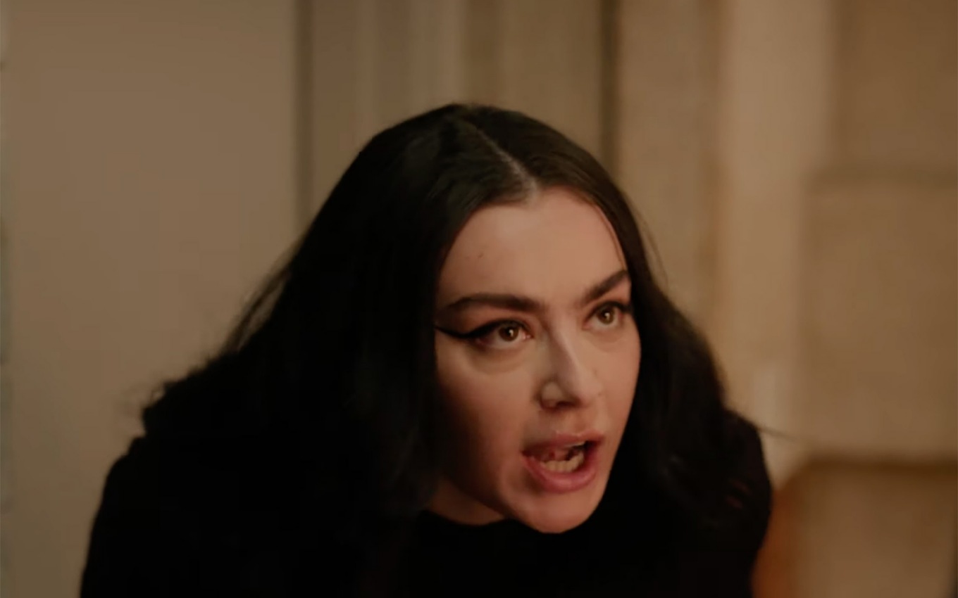 A cantora Charli XCX em cena de Overcompensating