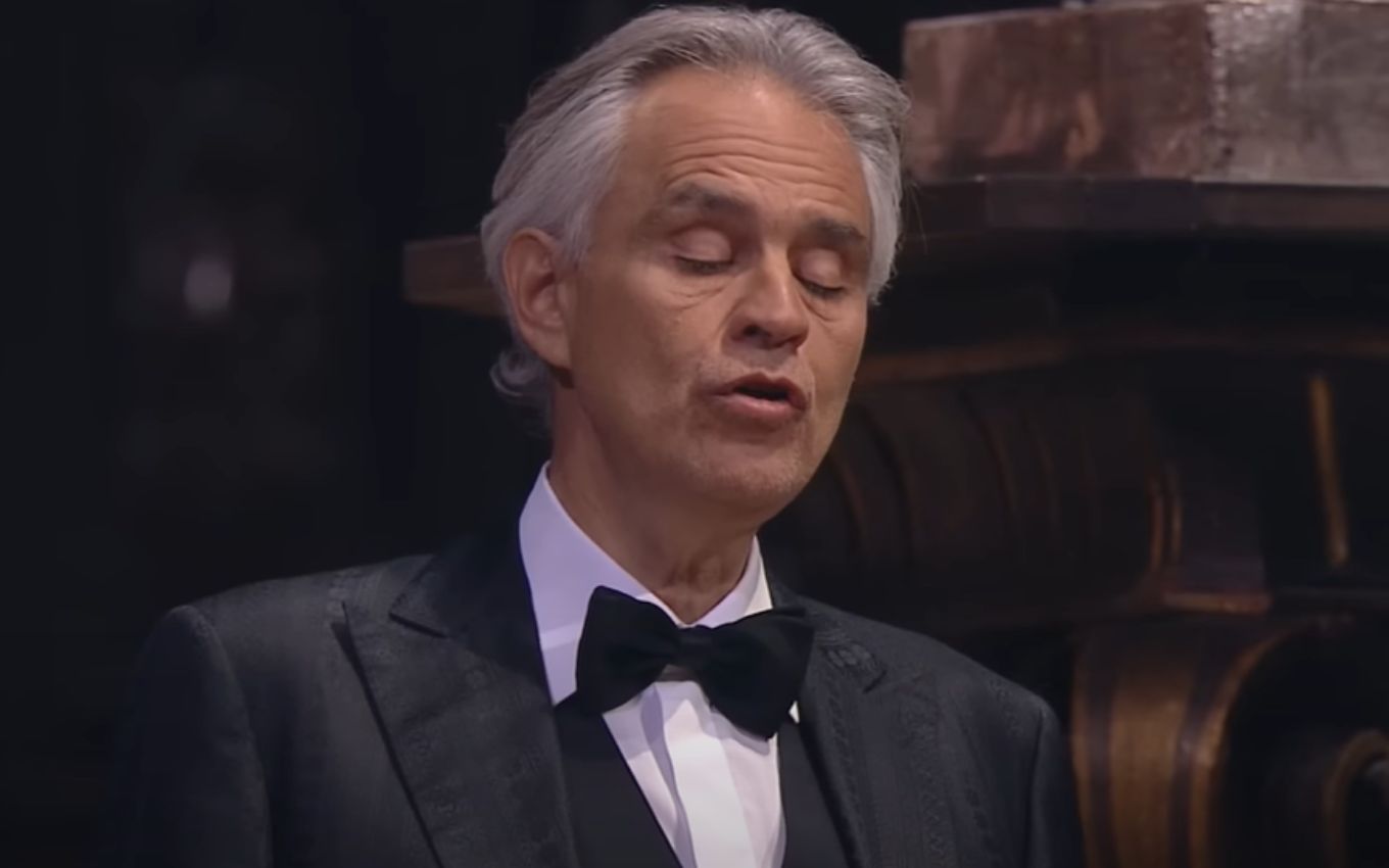 Andrea Bocelli cantando Ave Maria em vídeo publicado em seu canal oficial no YouTube