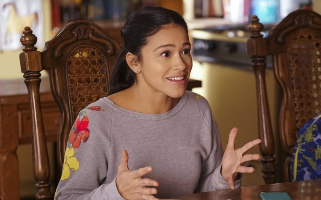 Gina Rodriguez em Jane the Virgin, que está disponível para assistir no Globoplay