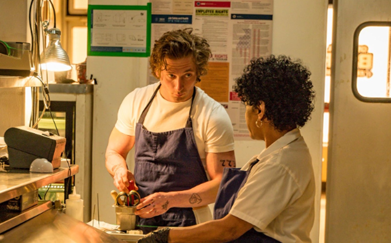 Jeremy Allen White e Liza Colón-Zayas em cena de O Urso
