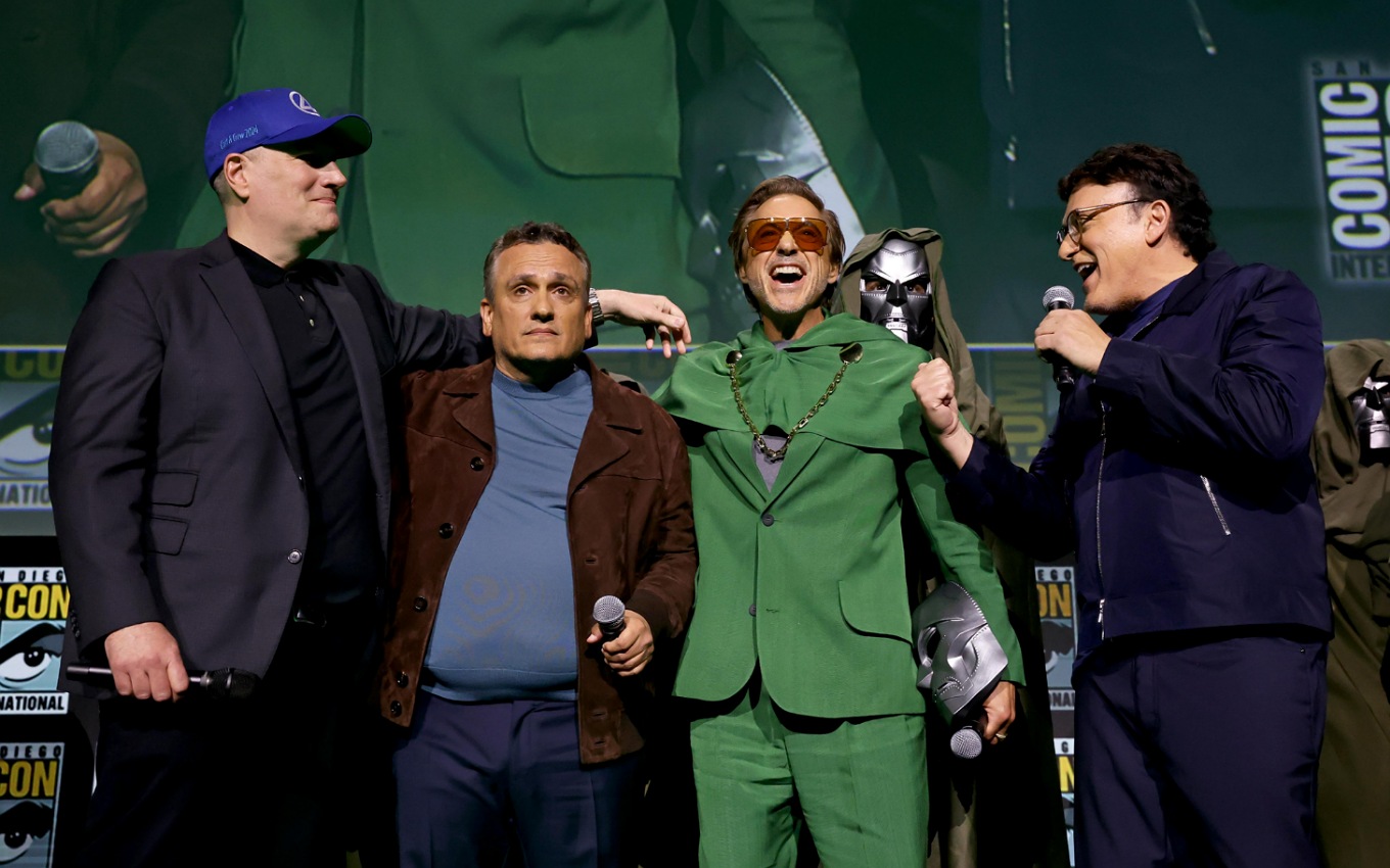 Kevin Feige, os irmãos Russo e Robert Downey Jr. em um painel da Marvel