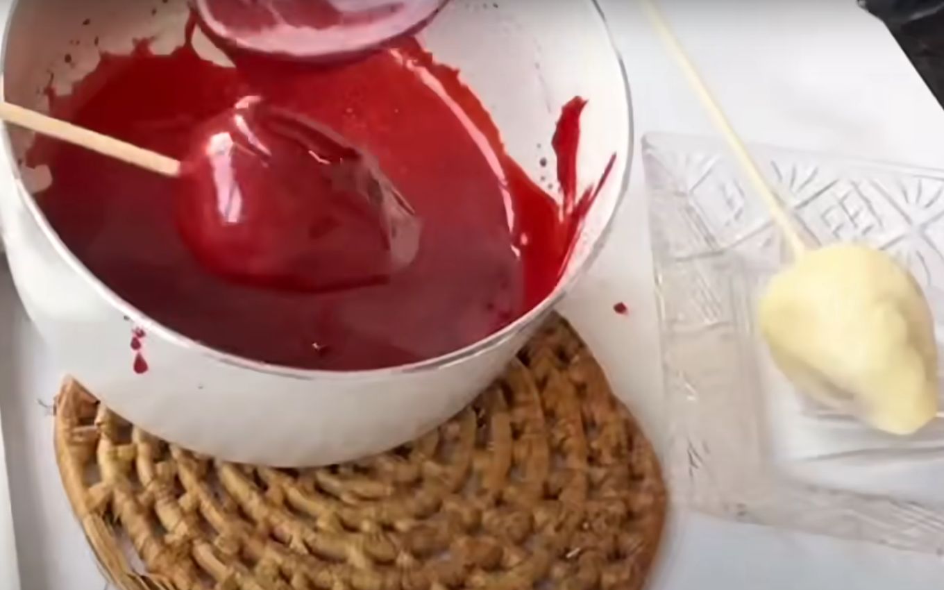 Receita de Morango do Amor ensinada passo a passo em vídeo no YouTube