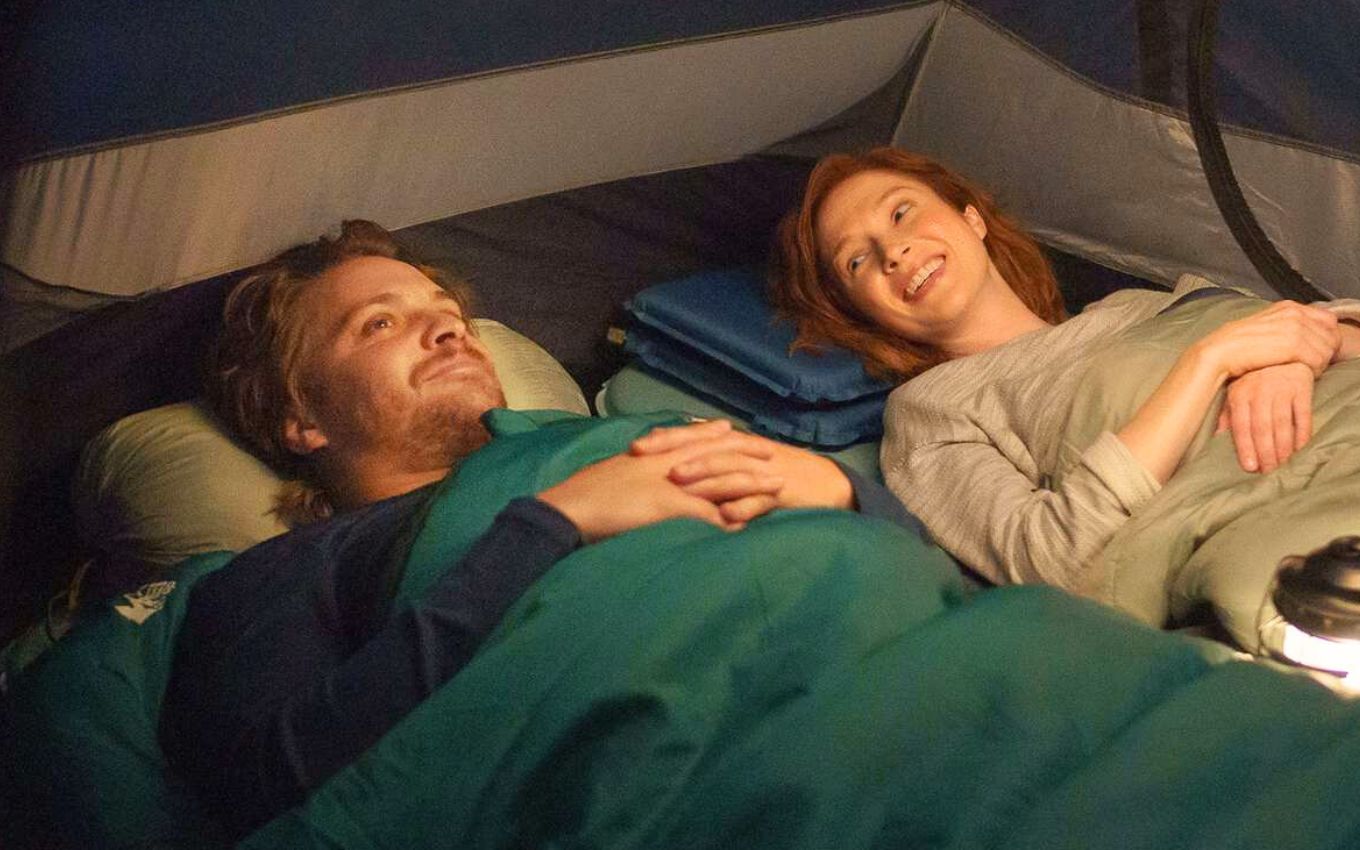 Luke Grimes e Ellie Kemper em Felicidade Para Principiantes