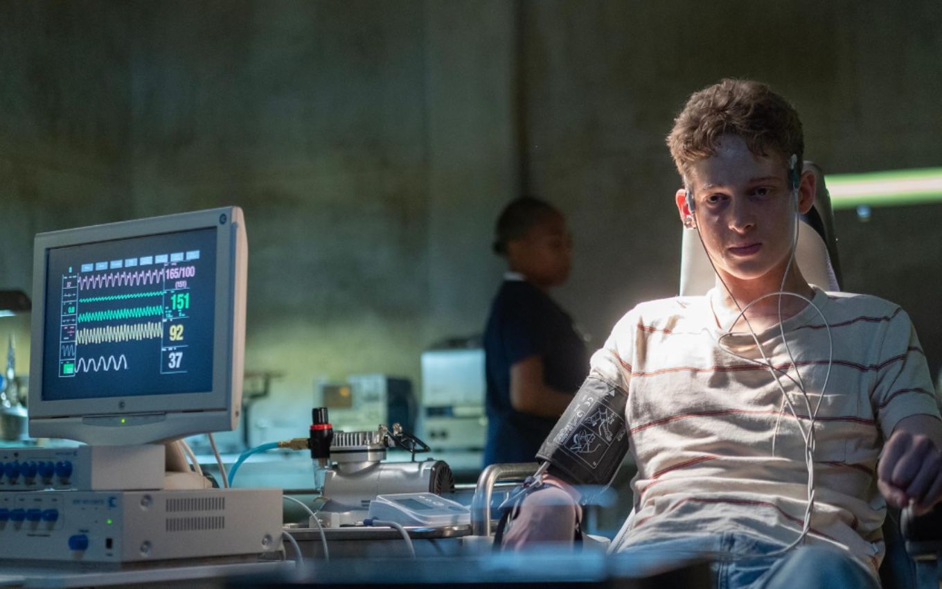 Luke Ellis (Joe Freeman) em cena de O Instituto, série MGM+ disponível no Prime Video