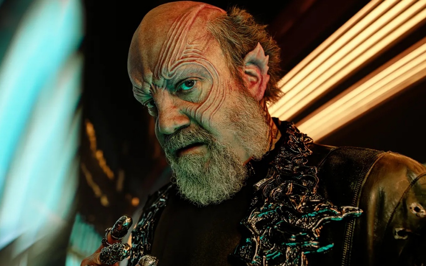 O ator Paul Giamatti em cena de Starfleet Academy