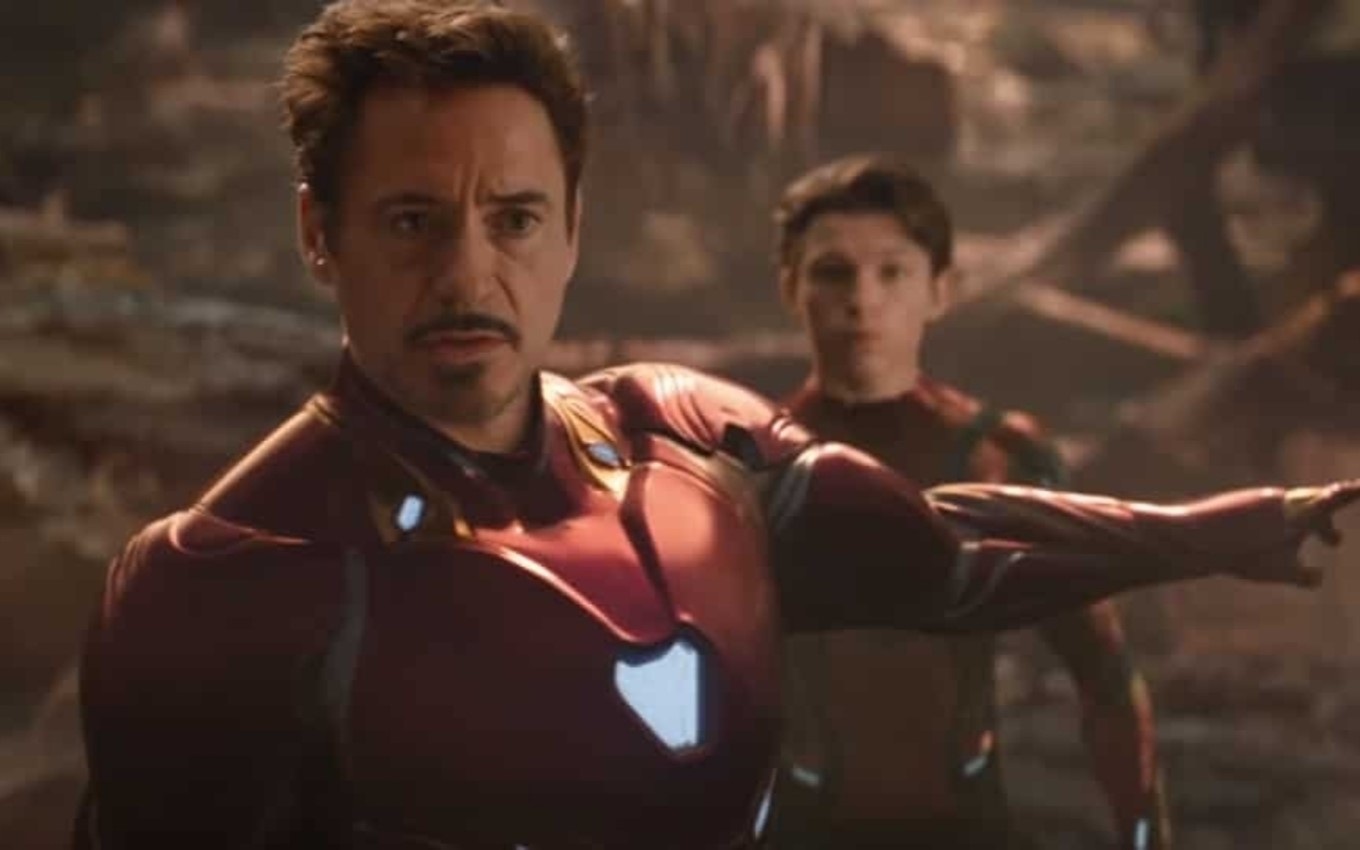 Robert Downey Jr. e Tom Holland em cena de Vingadores: Guerras Secretas