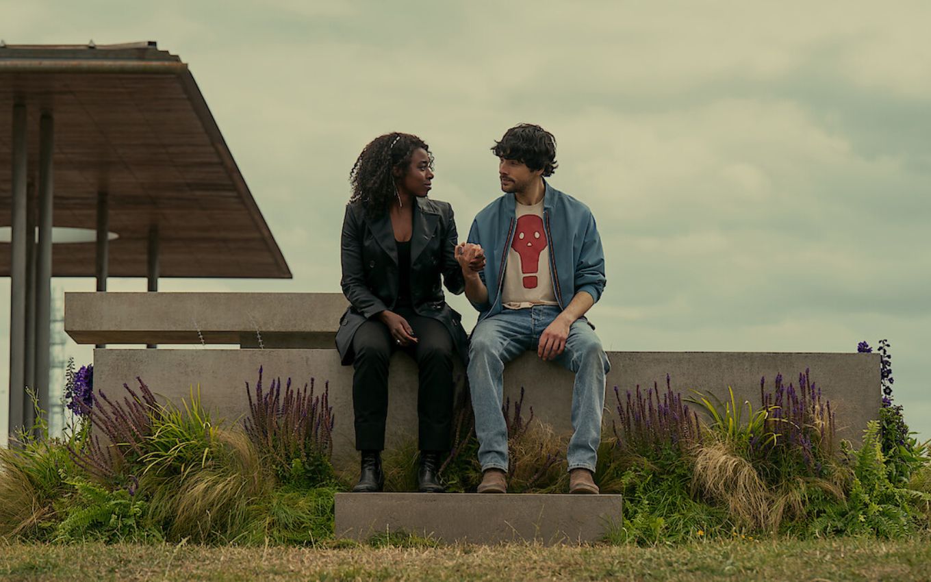 Kirby Howell-Baptiste como Morte e Colin Morgan como Sexton Furnival em Sandman