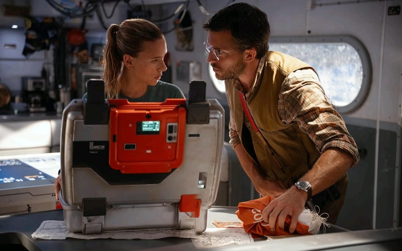 Scarlett Johansson e Jonathan Bailey no novo Jurassic World
