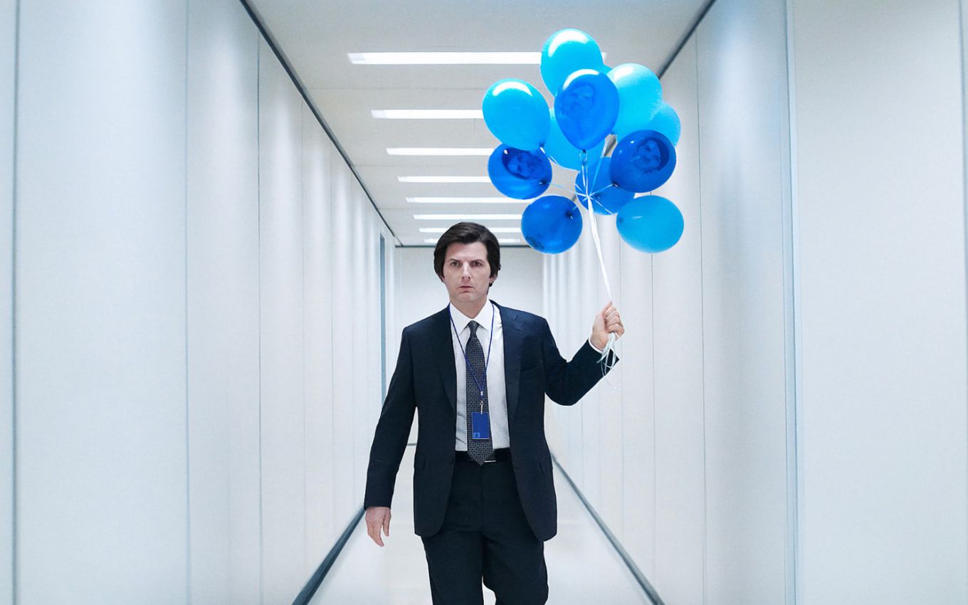 Adam Scott em cena da segunda temporada de Ruptura, que colocou Apple TV+ entre as 10+