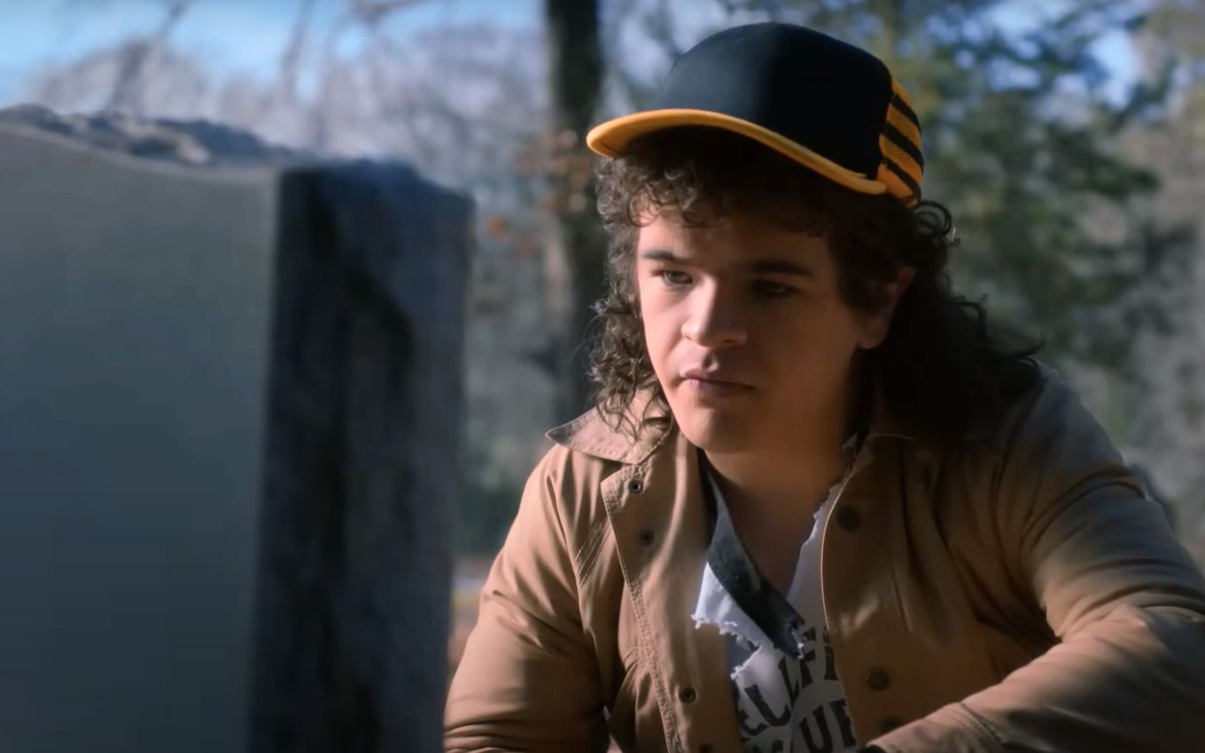 Dustin (Gaten Matarazzo) visitando o túmulo de Eddie em Stranger Things