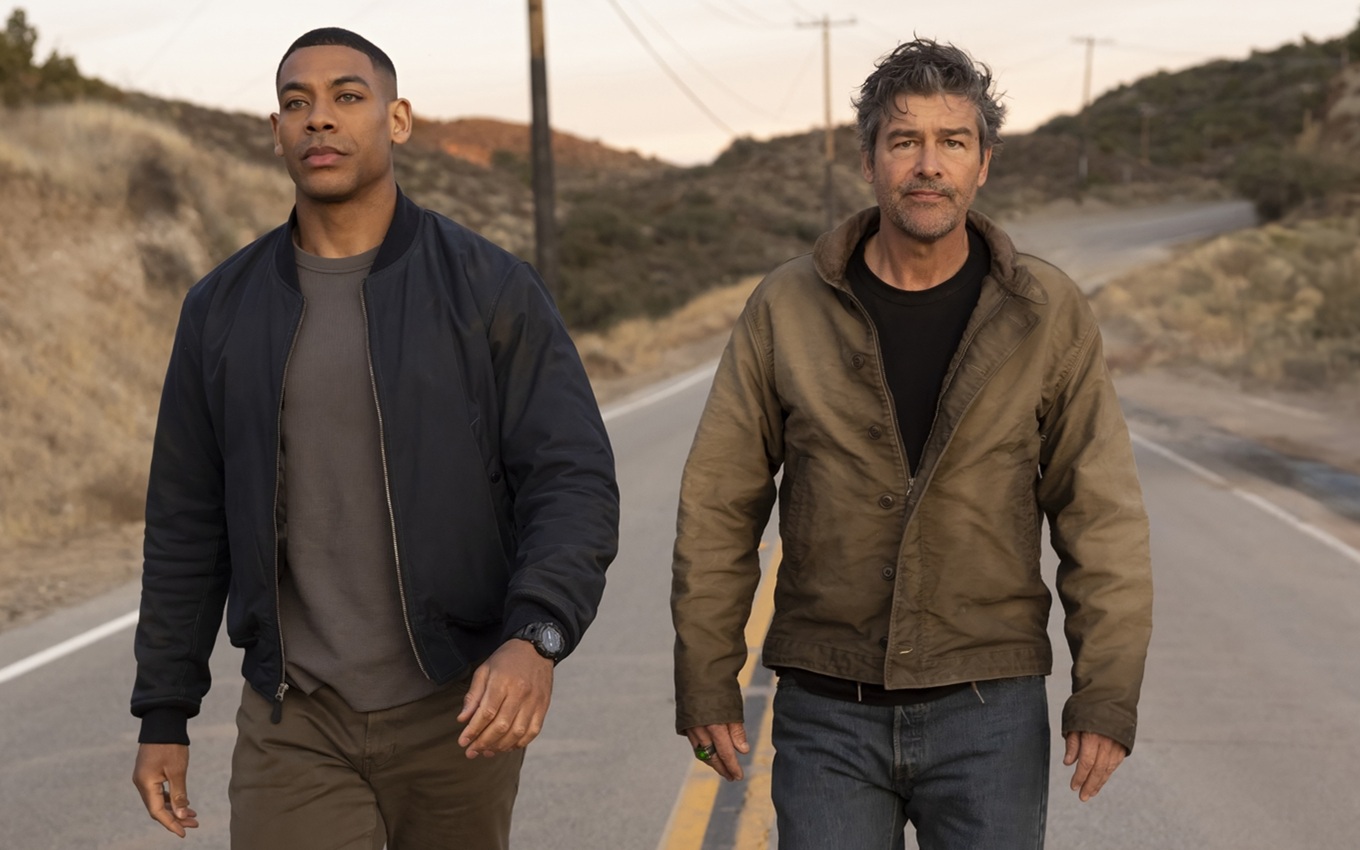 Aaron Pierre e Kyle Chandler em cena de Lanternas, série da DC