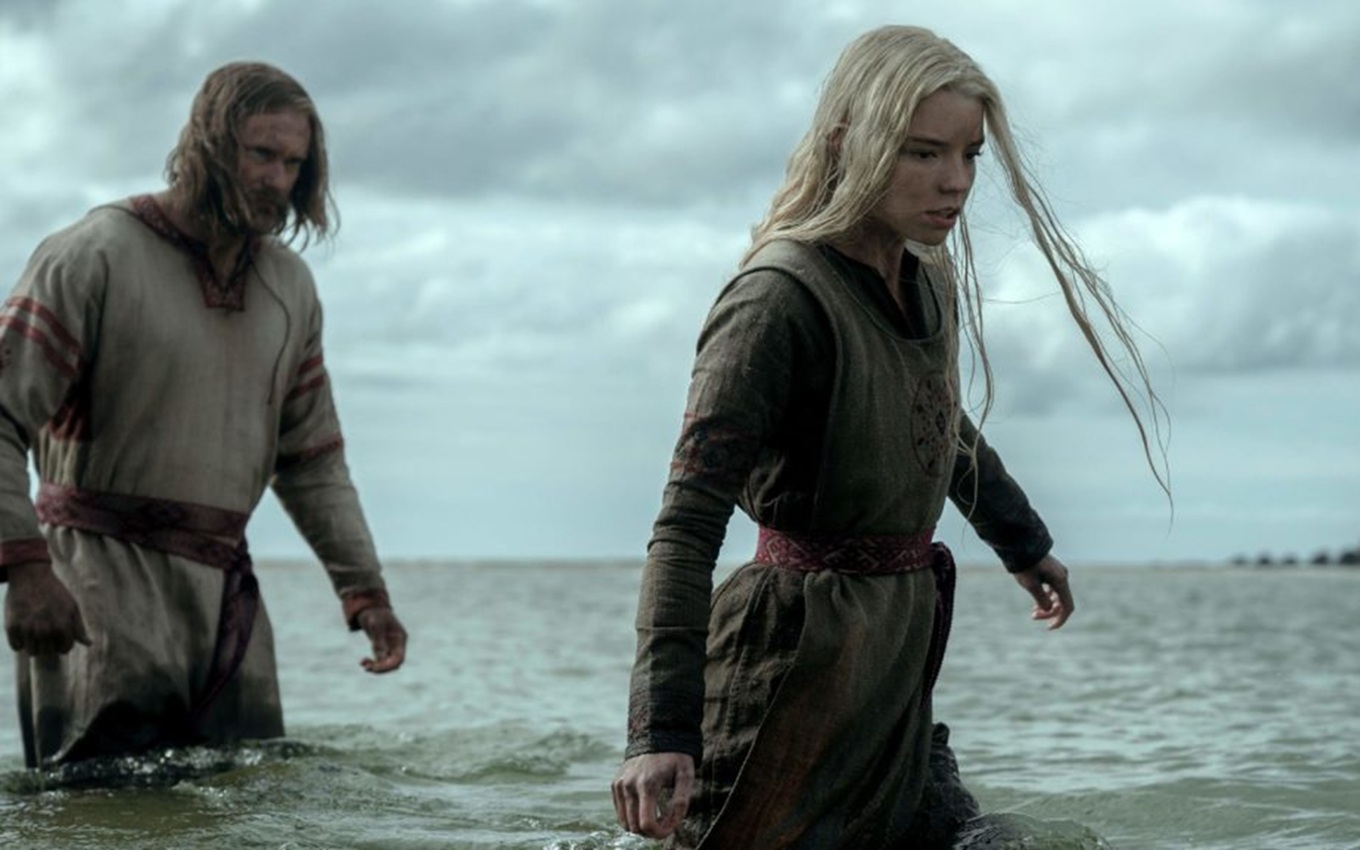Alexander Skarsgård e Anya Taylor-Joy em cena de O Homem do Norte, sucesso da Netflix