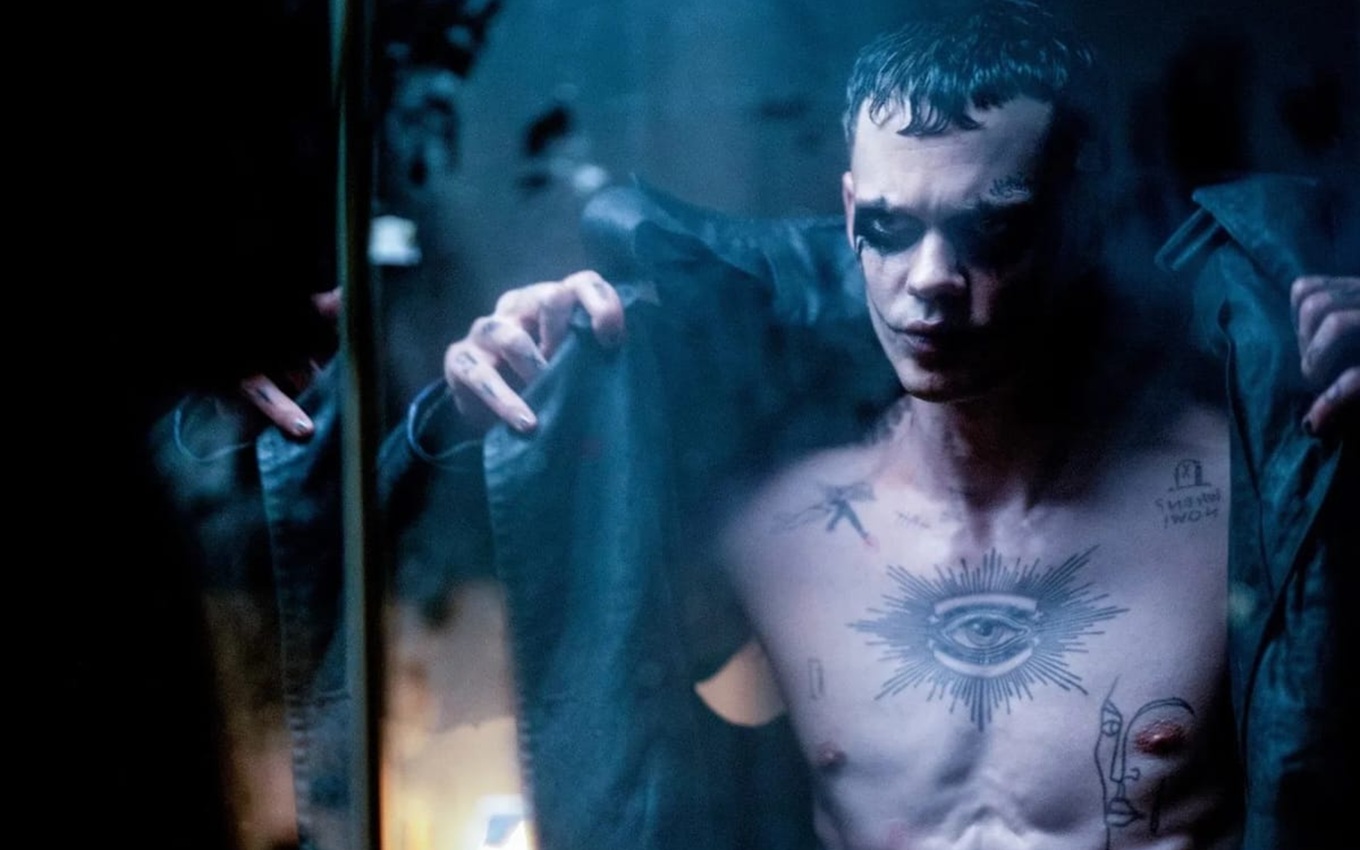 Bill Skarsgård em cena de O Corvo
